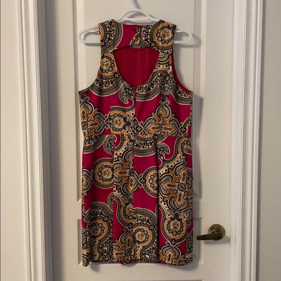 Sleeveless patterned dress with opening at back - Picture 3 of 3